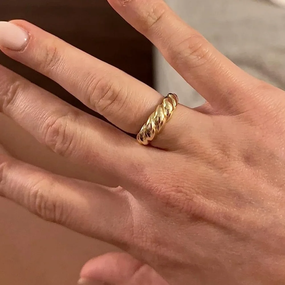 ✨ NWT 18k Gold plated croissant ring 🥐 ✨NO tarnish, quality jewelry!
